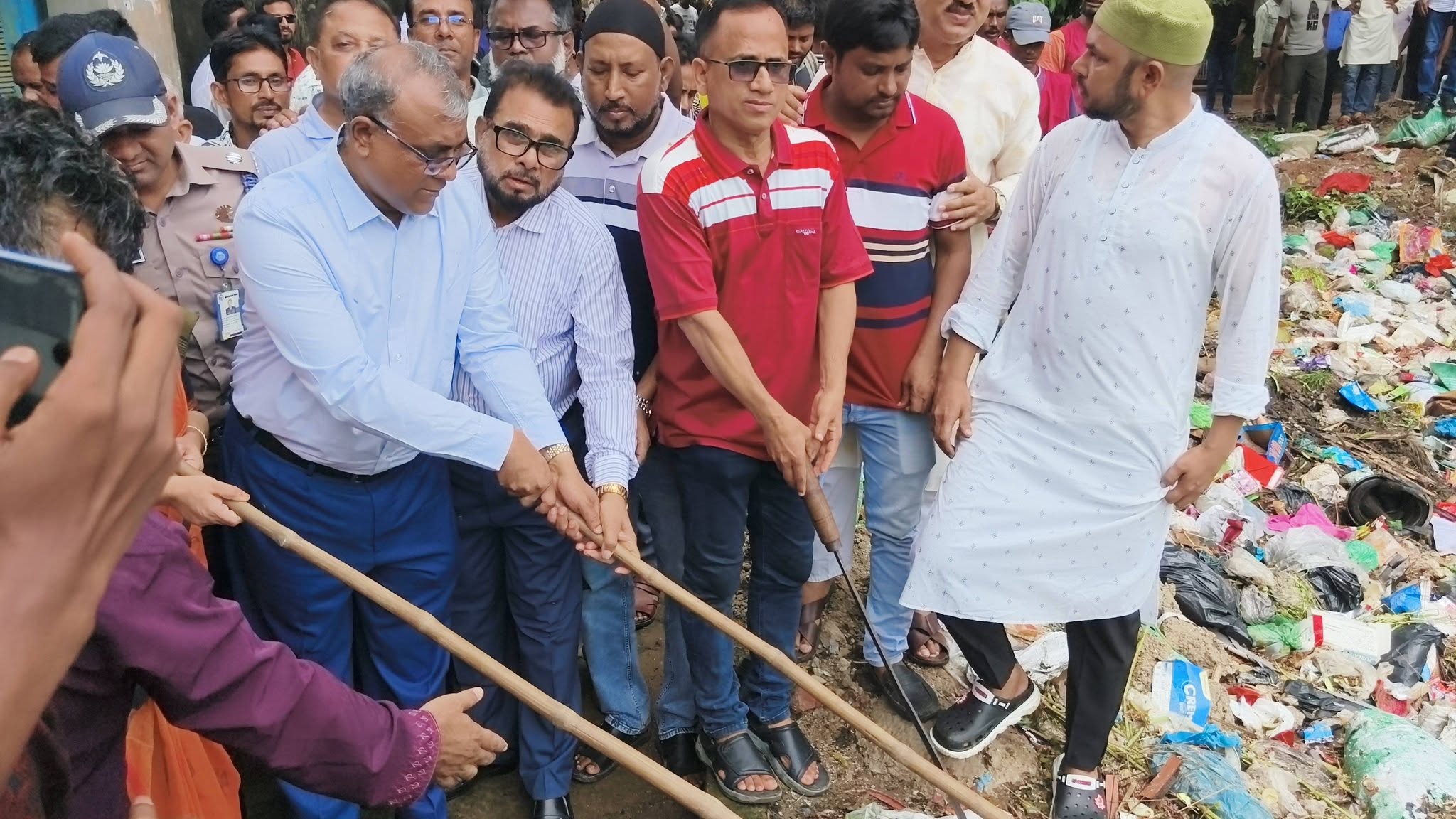 নেত্রকোণায় ডেঙ্গু প্রতিরোধে ময়লা পরিষ্কারে নামলেন এমপি