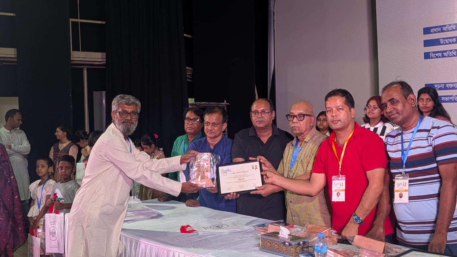পাখপাখালির ছড়া” গ্রন্থের জন্য সেরা লেখক সম্মাননা পেয়েছেন কবি ও শিশু সাহিত্যিক এনামূল হক পলাশ